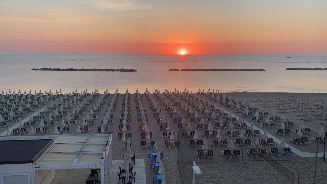 Hotel Flying Pesaro Exterior photo